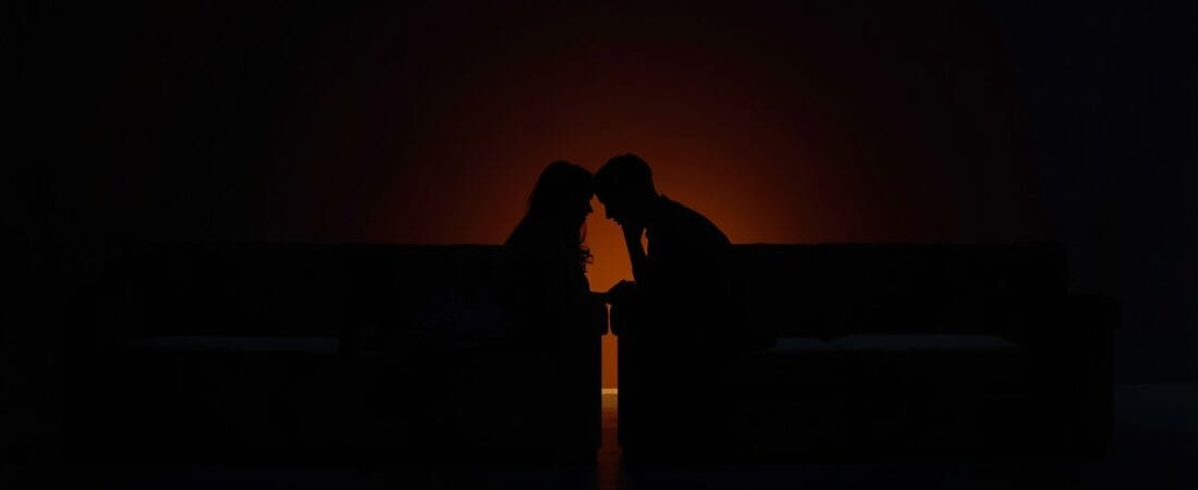 Apego desorganizado pareja: por qué tu cuerpo busca el conflicto cuando ansía la paz