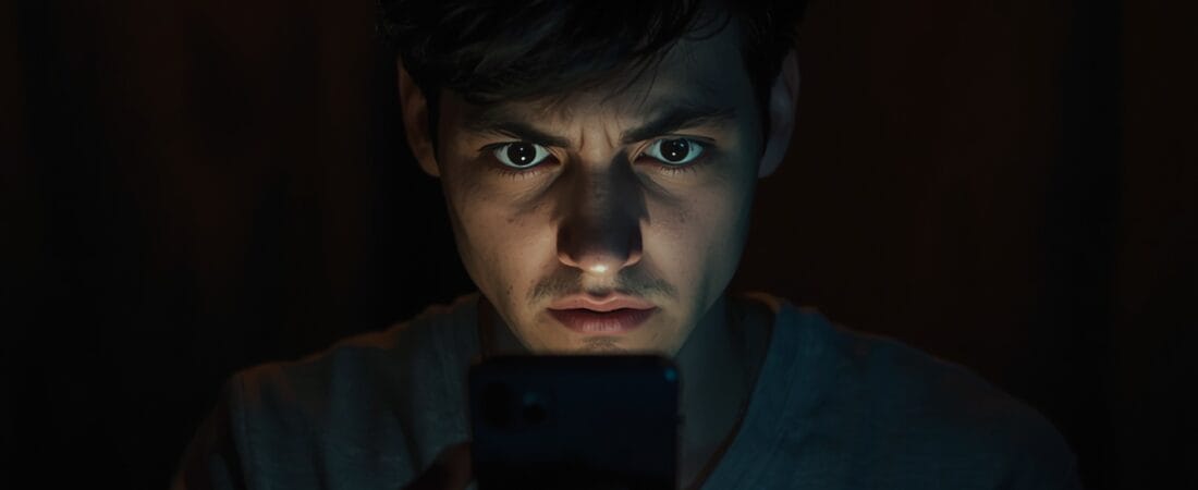 Triangulación narcisista pareja: 5 señales de que alguien usa a un tercero para controlarte